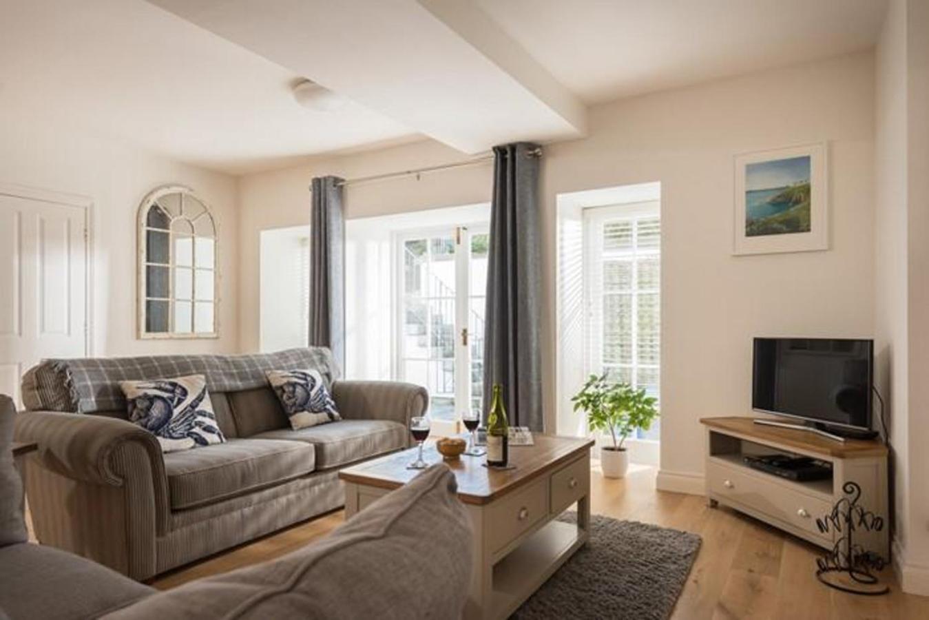 Stone's Throw - 2 Bed Centre Of Apartment *