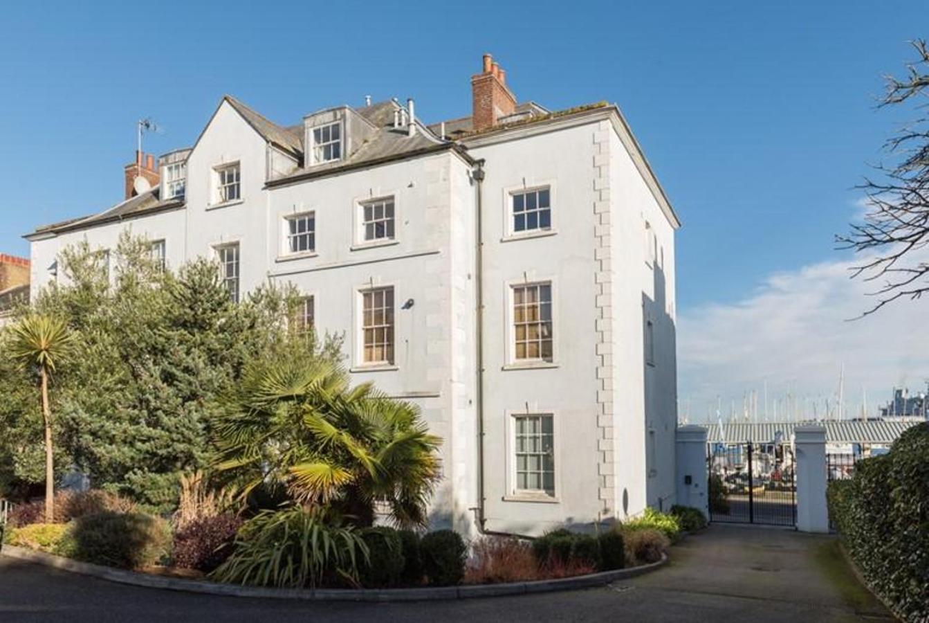 Stone's Throw - 2 Bed Centre Of